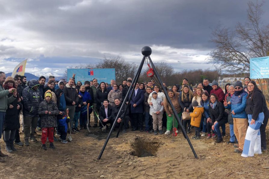 Instalan primera piedra para construcción de 45 viviendas en Puerto Williams