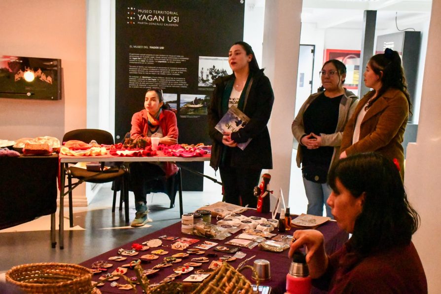 Realizan feria por Día Internacional de la Mujer Indígena en Museo Yagan Usi de Puerto Williams