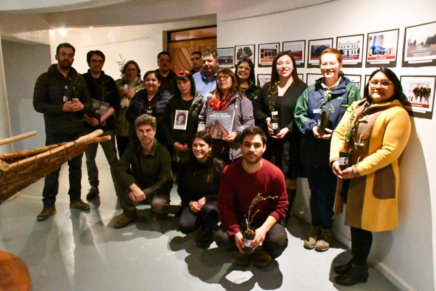 Documental, exposición fotográfica y entrega de árboles marcan actividad conmemorativa en Puerto Williams por el golpe de Estado