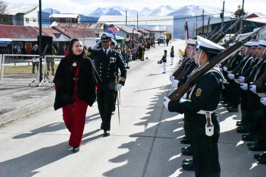 Fiestas Patrias: Delegada Constanza Calisto encabeza su primer desfile cívico-militar en Puerto Williams