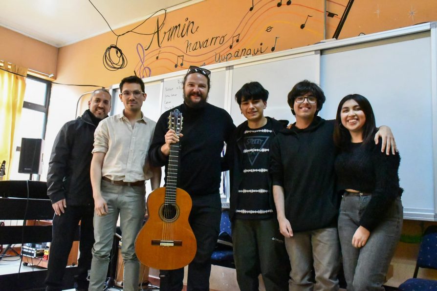 Previo a su concierto en la capital provincial: Nano Stern imparte taller musical a estudiantes secundarios de Puerto Williams