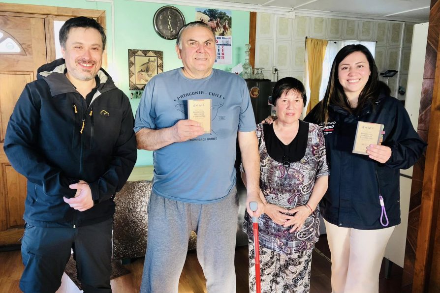 Autoridades visitaron a vecinos de Puerto Willians para entregar la Guía de Beneficios Sociales 2024