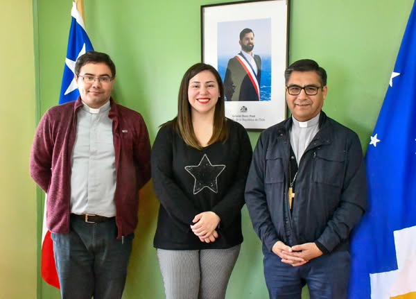 Delegada Constanza Calisto recibe saludo protocolar de obispo de Punta Arenas