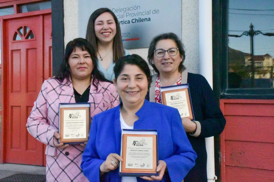 Delegación Antártica Chilena galardona a tres mujeres de Puerto Williams reconocidas por la propia ciudadanía