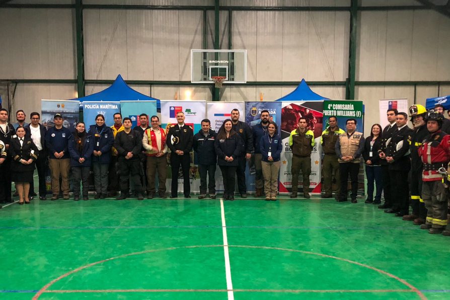 Comunidad de Puerto Williams participa activamente en segunda feria de organismos de emergencias