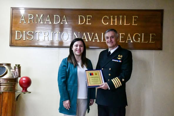 Delegada Constanza Calisto realiza saludo protocolar a comandante del Disnabe por Día de Glorias Navales