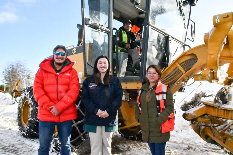 Programa Invierno 2025: Despejan rutas enroladas tras primera nevada del año en Isla Navarino