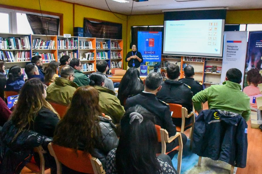 Servicios públicos de Puerto Williams se capacitan en atención inclusiva para personas con discapacidad