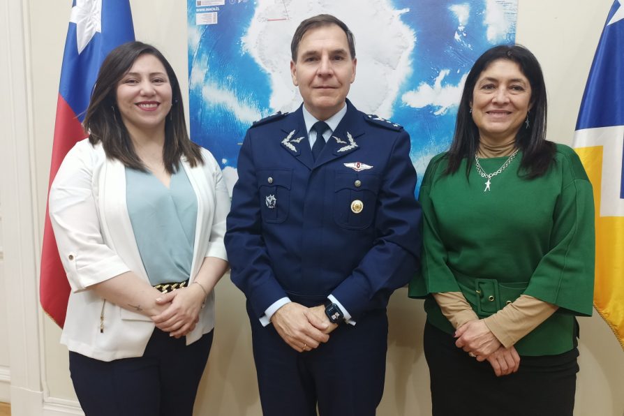Delegada Constanza Calisto aborda proyectos de conectividad para Puerto Williams con autoridades nacionales de aviación y aeropuertos