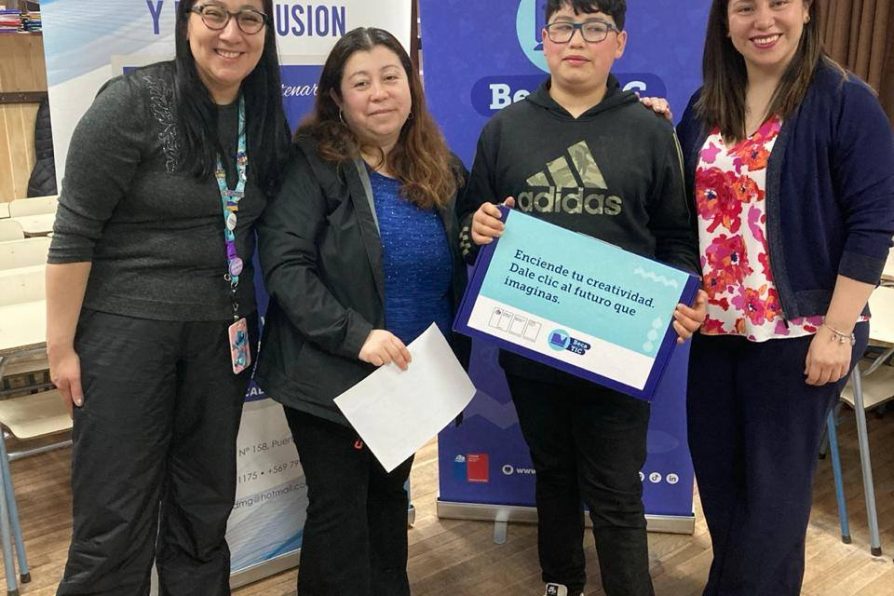 Estudiantes de Puerto Williams reciben computadores a través de Becas TIC