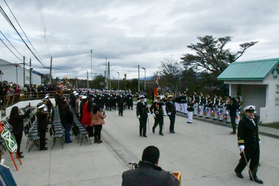 Puerto Williams celebra 215° aniversario patrio con ceremonia y desfile cívico-militar en locación distinta a años recientes