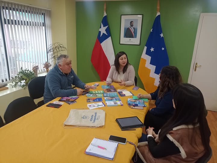 Hacen entrega de material sobre seguridad pública a gremio de pescadores de Puerto Williams