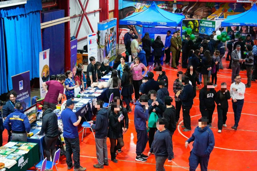 Realizan exitosa Feria Vocacional Estudiantil Juvenil en Puerto Williams