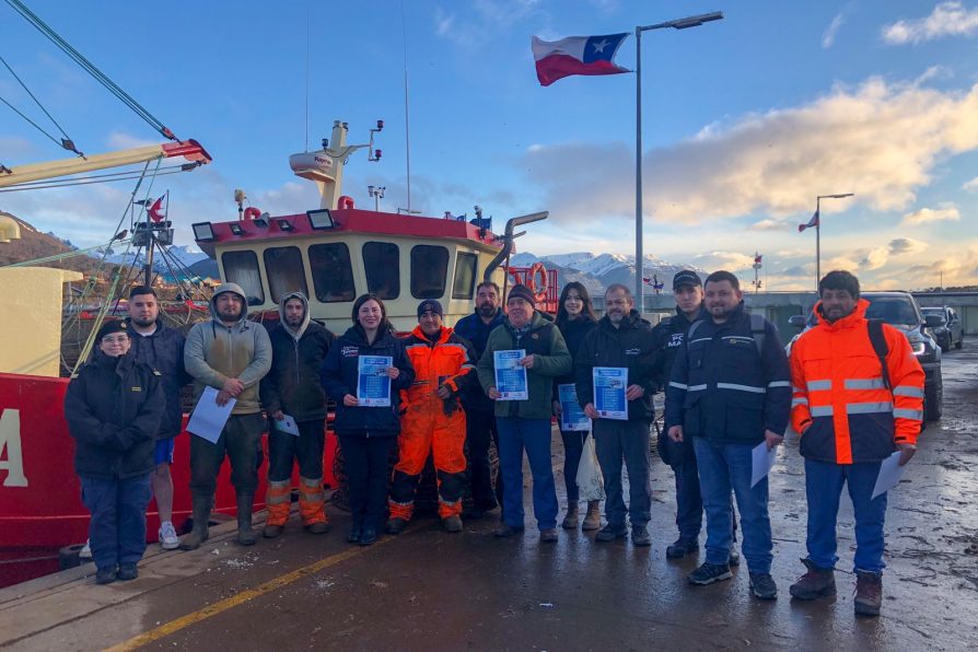 Pescadores artesanales de Puerto Williams reciben recomendaciones de seguridad ante actual temporada de centolla