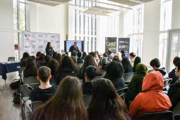 Estudiantes secundarios de Puerto Williams reciben información sobre becas y oportunidades de educación superior en el territorio