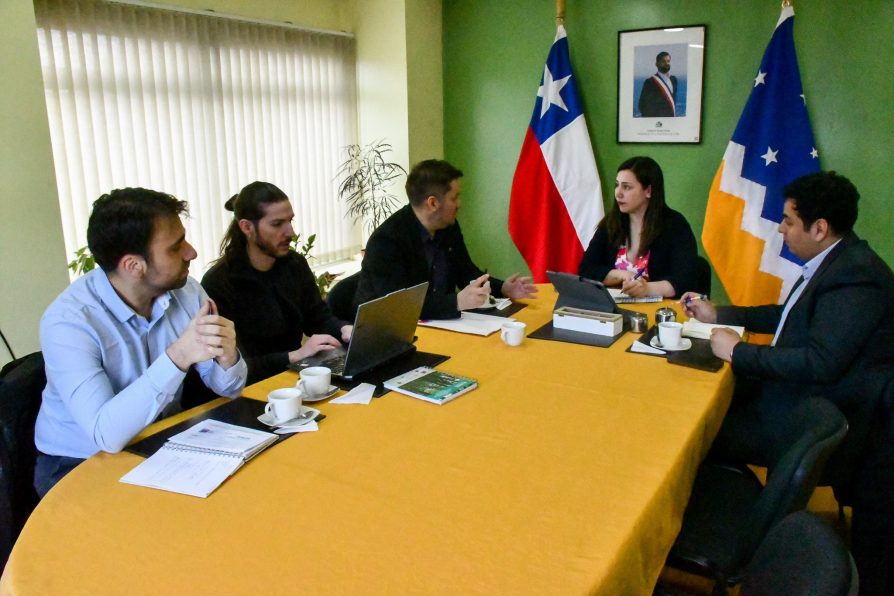 Delegada Constanza Calisto sostiene reunión con seremis de Vivienda y de Hacienda