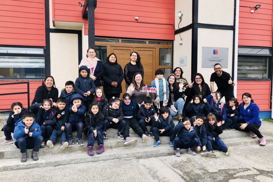 Delegación Antártica Chilena recibe maqueta del edificio confeccionada por curso kinder de liceo de Puerto Williams