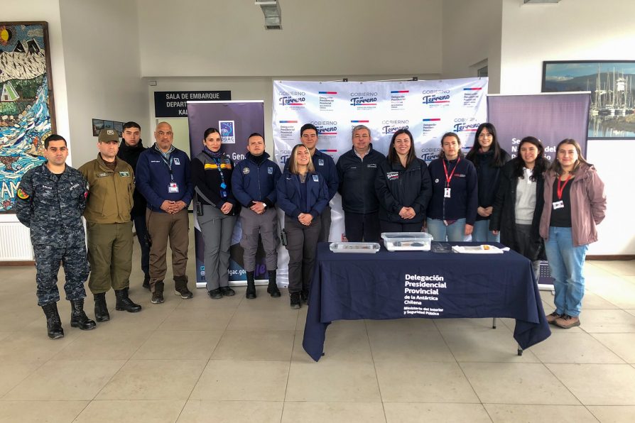 Personal de la DGAC de Puerto Williams se capacita en prevención ante tráfico ilícito de bienes patrimoniales