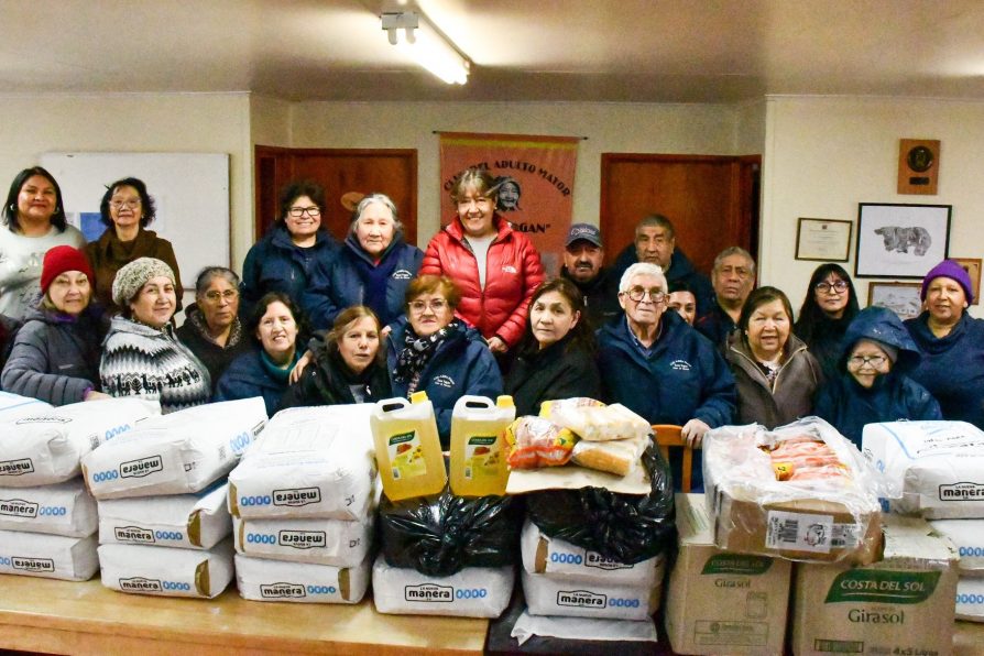24 personas mayores de Puerto Williams reciben canastas de alimentos con fondos de Senama