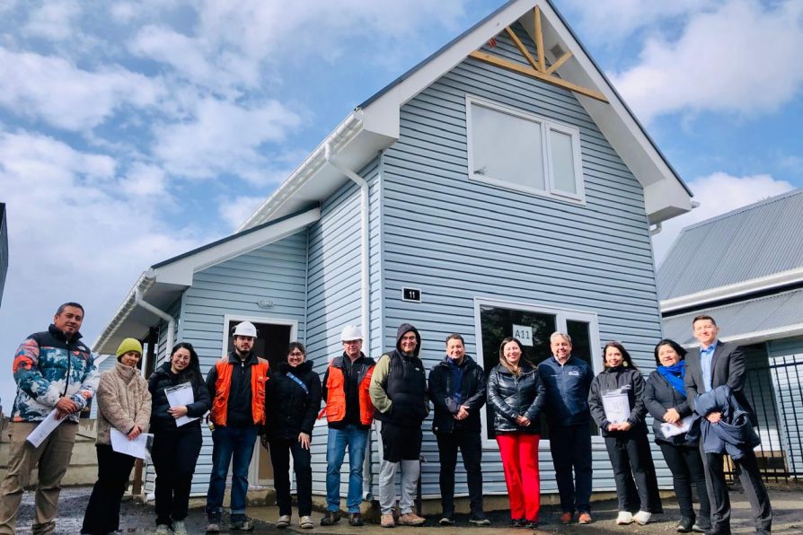 74% de avance de obras: Familias y autoridades visitaron vivienda piloto de proyecto “Altos de Cabo de Hornos”