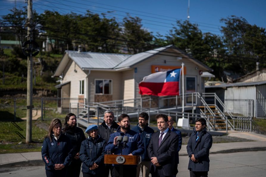 Presidente Gabriel Boric durante visita a sucursal de BancoEstado de Puerto Williams: “Va a facilitar la presencia de nuevos emprendimientos”