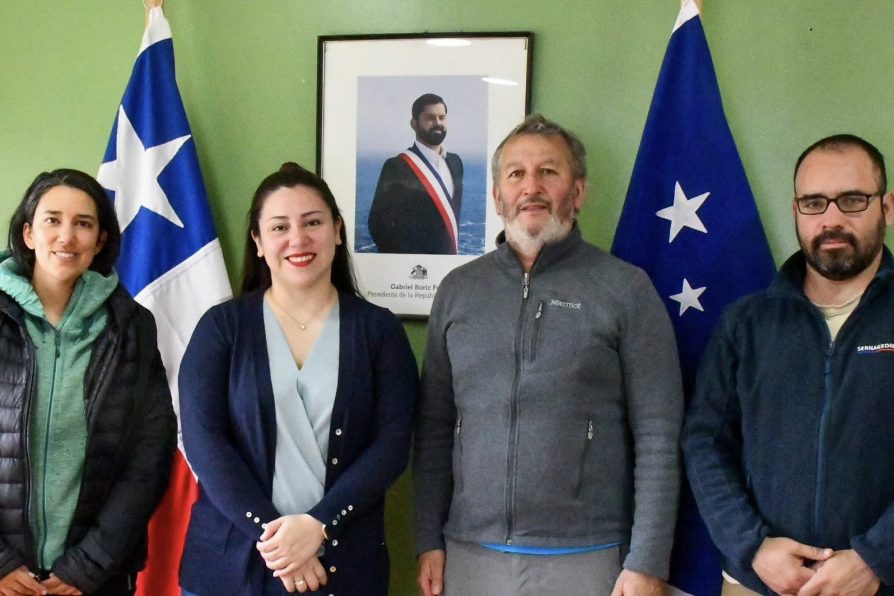 Delegada Constanza Calisto Gallardo recibe saludo protocolar de personal de Sernageomin