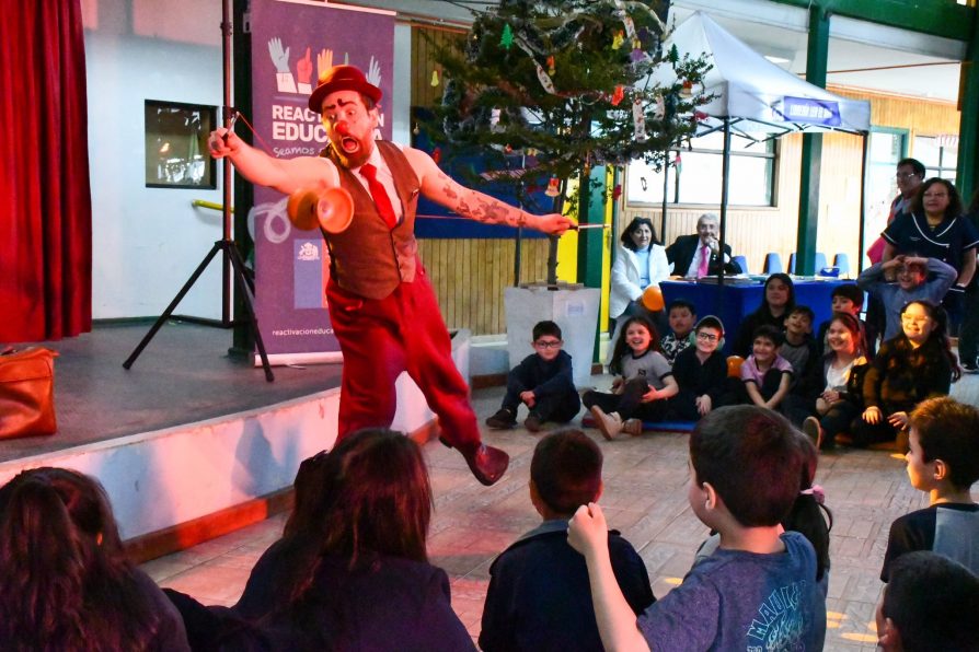 Feria Vendaval Cultural llena de arte y literatura el Liceo Donald McIntyre Griffiths