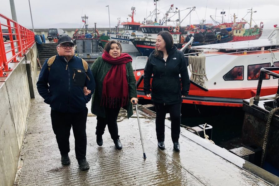 Una docena de habitantes de Puerto Toro ejerce su derecho a voto gracias a servicio de transporte gratuito