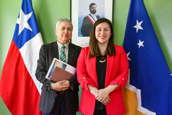 Delegada Constanza Calisto Gallardo recibe saludo protocolar de nuevo director interino del Liceo Donald Mc Intyre Griffiths