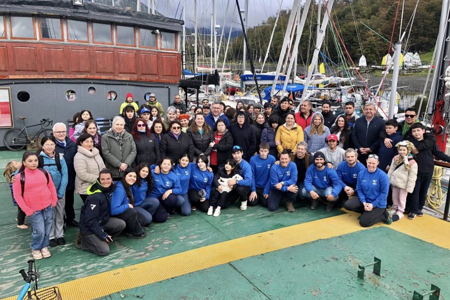 Delegado Moncada despide a jóvenes de Puerto Williams que inician histórica travesía marítima hacia Sudáfrica