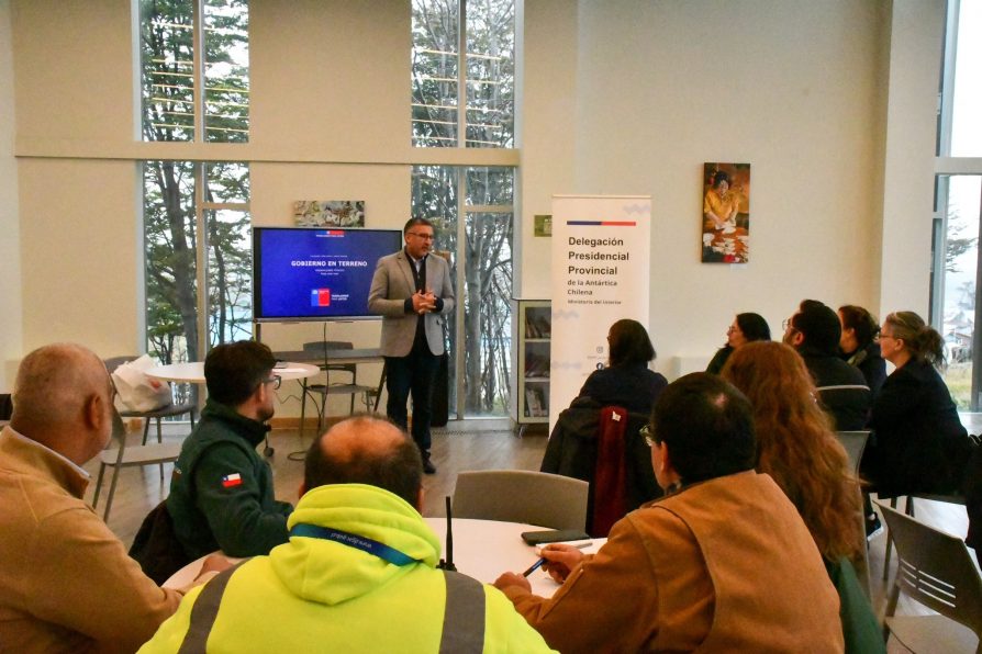 Delegado Moncada lidera su primer plenario de servicios públicos en la Provincia Antártica Chilena