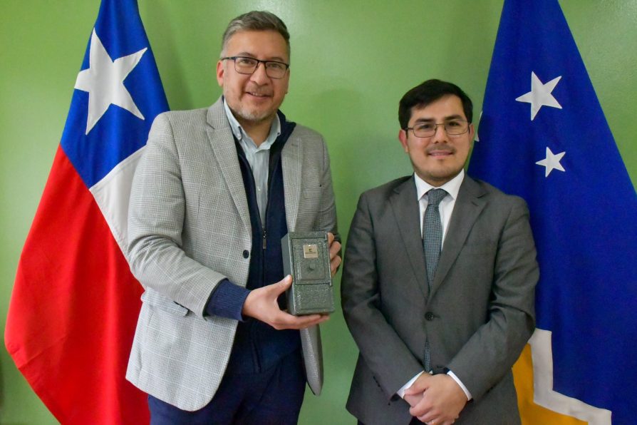 Delegado Moncada se reúne con agente de BancoEstado en Puerto Williams