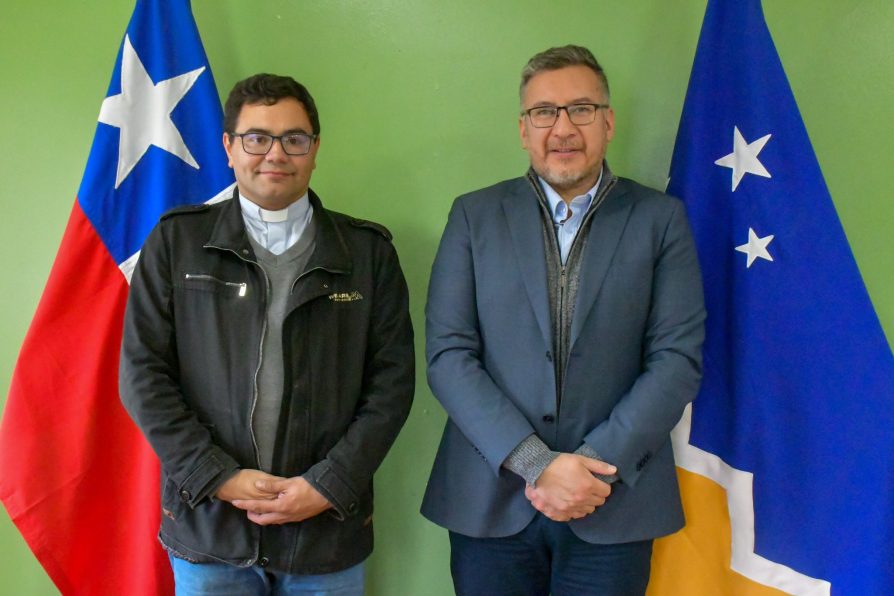 Delegado Rodolfo Moncada recibe saludo protocolar de párroco de Puerto Williams
