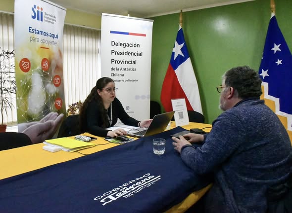 Delegación Antártica Chilena acerca atención del SII a Puerto Williams por Operación Renta 2026