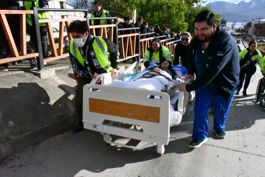Comunidad de Cabo de Hornos participa activamente en simulacro regional de sismo y tsunami