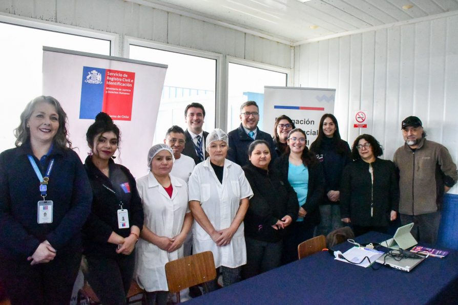 “Gobierno en Terreno” facilita más de 50 vacunaciones y 14 atenciones en pesquera de Puerto Williams