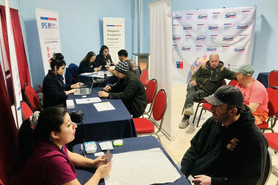 “Gobierno en Terreno” beneficia a trabajadores de constructora con vacunación y servicios en Puerto Williams
