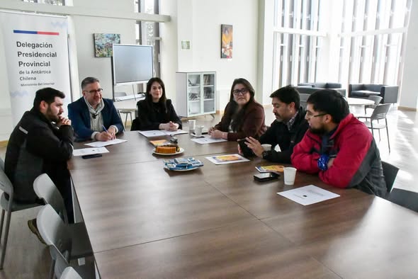 Delegación Antártica Chilena coordina con empresas de Puerto Williams acciones para acercar servicios públicos y promover vida saludable en trabajadores