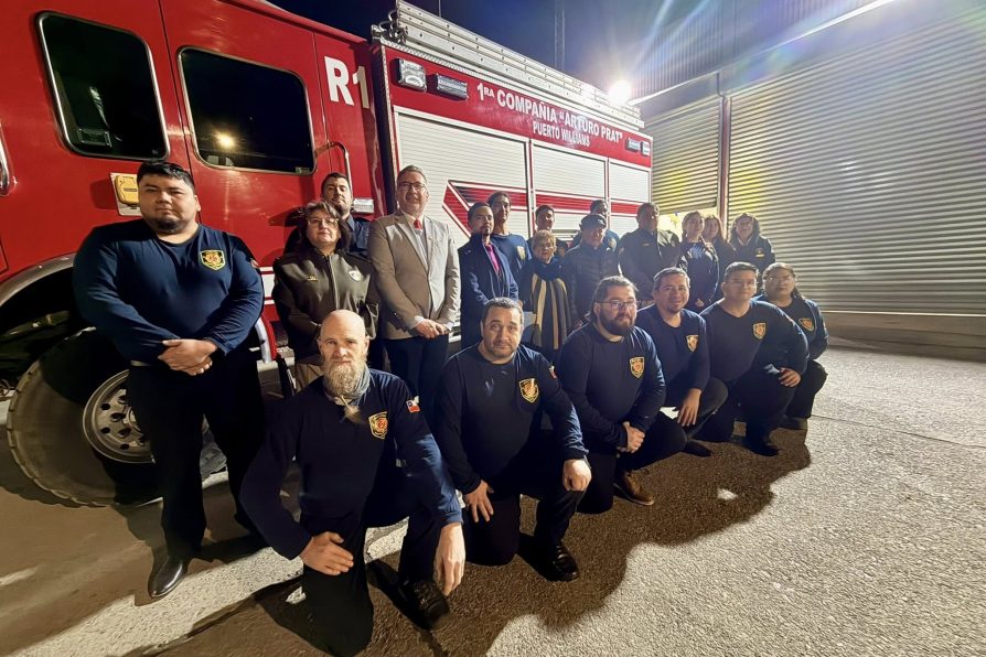Primera Compañía de Bomberos “Arturo Prat” celebra 39 años de historia con desfile conmemorativo en Puerto Williams