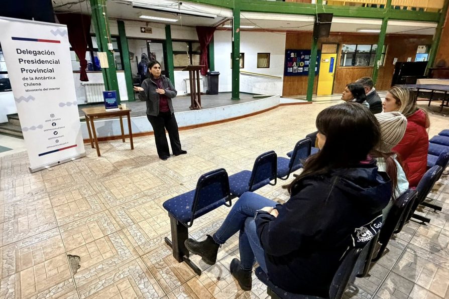 Delegación Antártica Chilena impulsa actividades de orientación laboral y familiar en Puerto Williams