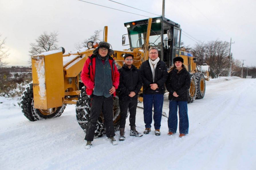 Delegado Rodolfo Moncada verifica estado de caminos en medio de primera gran nevada del año en Puerto Williams