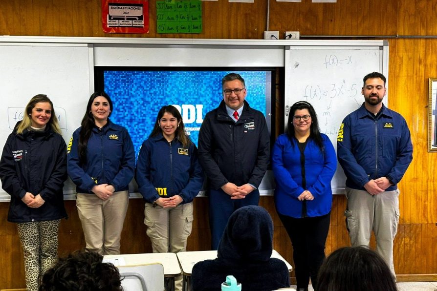 PDI Puerto Williams realiza charla educativa sobre Ley 20.000 y de Responsabilidad Penal Adolescente