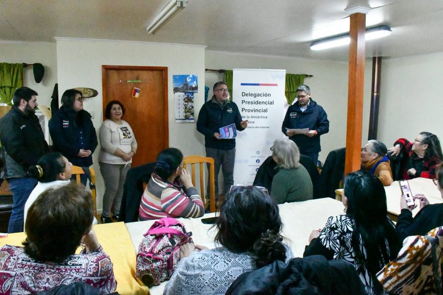 Delegación Antártica Chilena acerca activación de Cupón de Gas Licuado a personas mayores de Puerto Williams