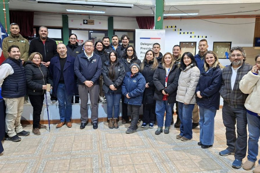 Seremi de Energía realiza diálogo ciudadano con comunidad de Puerto Williams