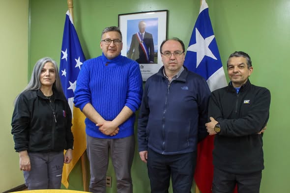 Delegado Rodolfo Moncada Salazar sostiene saludo protocolar con personal de la Dirección de Obras Portuarias