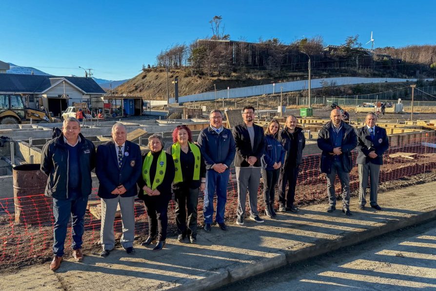 Delegación Antártica Chilena y Club de Leones fortalecen coordinación por el futuro Centro de Rehabilitación de Puerto Williams