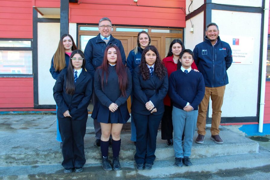 Jóvenes de Puerto Williams plantean sus desafíos y necesidades en encuentro con delegado Rodolfo Moncada