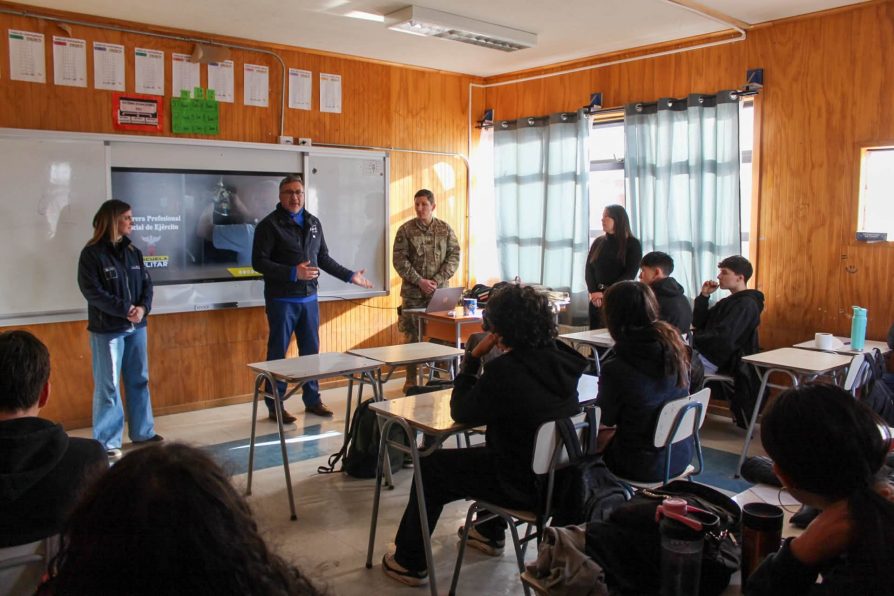 Ejército imparte charla vocacional a estudiantes secundarios de Puerto Williams