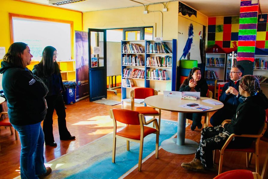 Comunidad Yagán de Puerto Williams recibe orientación para desarrollar proyectos de emprendimiento y postular a fondos Sercotec