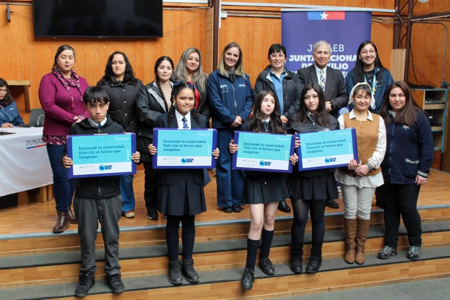 19 estudiantes de Puerto Williams reciben computadores de las Becas TIC de Junaeb